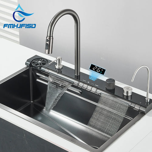 Évier cascade gris avec écran et robinet d'eau filtrée, vue d'ensemble de l'évier et de son robinet