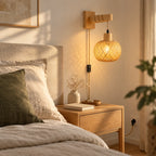 Lampe de chevet suspendue Cassis boule, support droit fixée au mur au-dessus d'une table de chevet