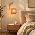 Lampe de chevet suspendue Cassis cylindre, bras courbé fixée au mur au-dessus d'une table de chevet