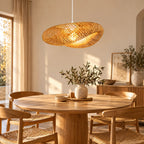 Suspension Biot câble blanc au-dessus d'une table à manger