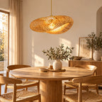 Suspension Biot câble doré au-dessus d'une table à manger