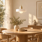 Suspension Vallauris beige et blanc au-dessus d'une table à manger