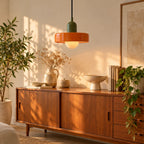 Suspension Vallauris vert sapin et orange au-dessus d'un buffet en bois
