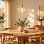 Suspension Sète cuivre, verre transparent au-dessus d'une table à manger