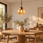 Suspension Sète noir, verre ambré au-dessus d'une table à manger