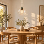 Suspension Sète noir, verre transparent au-dessus d'une table à manger