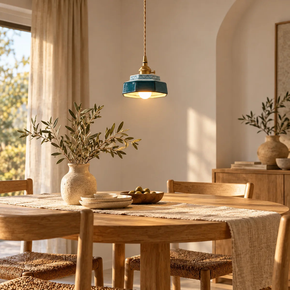 Suspension Salernes bleu canard au-dessus d'une table à manger
