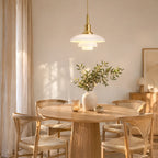 Suspension Menton doré et blanc au-dessus d'une table à manger