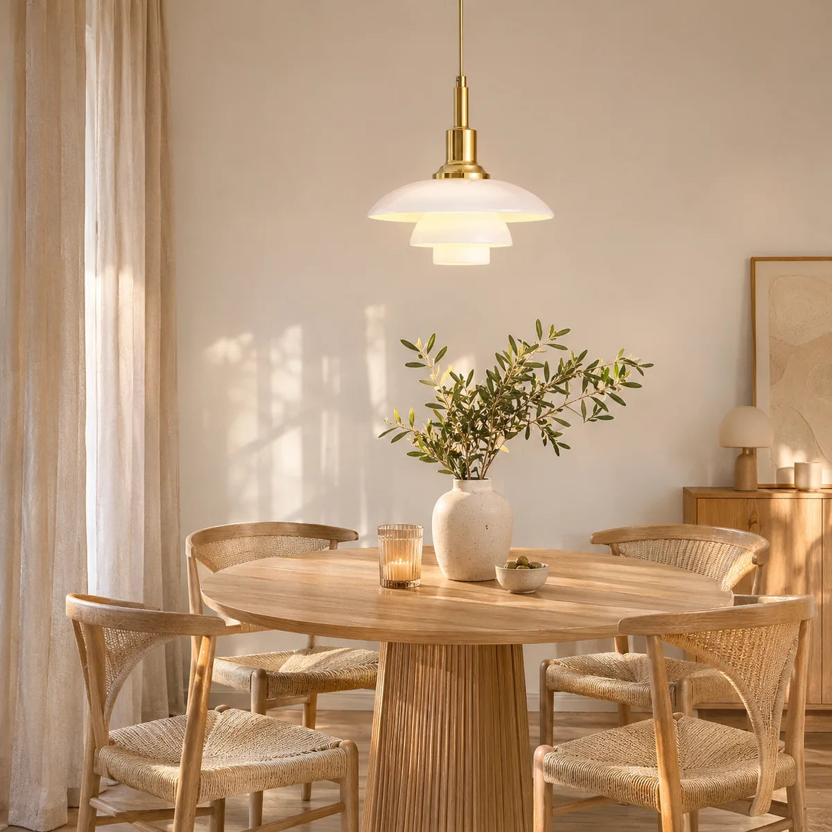 Suspension Menton doré et blanc au-dessus d'une table à manger
