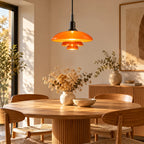 Suspension Menton noir et orange au-dessus d'une table ronde