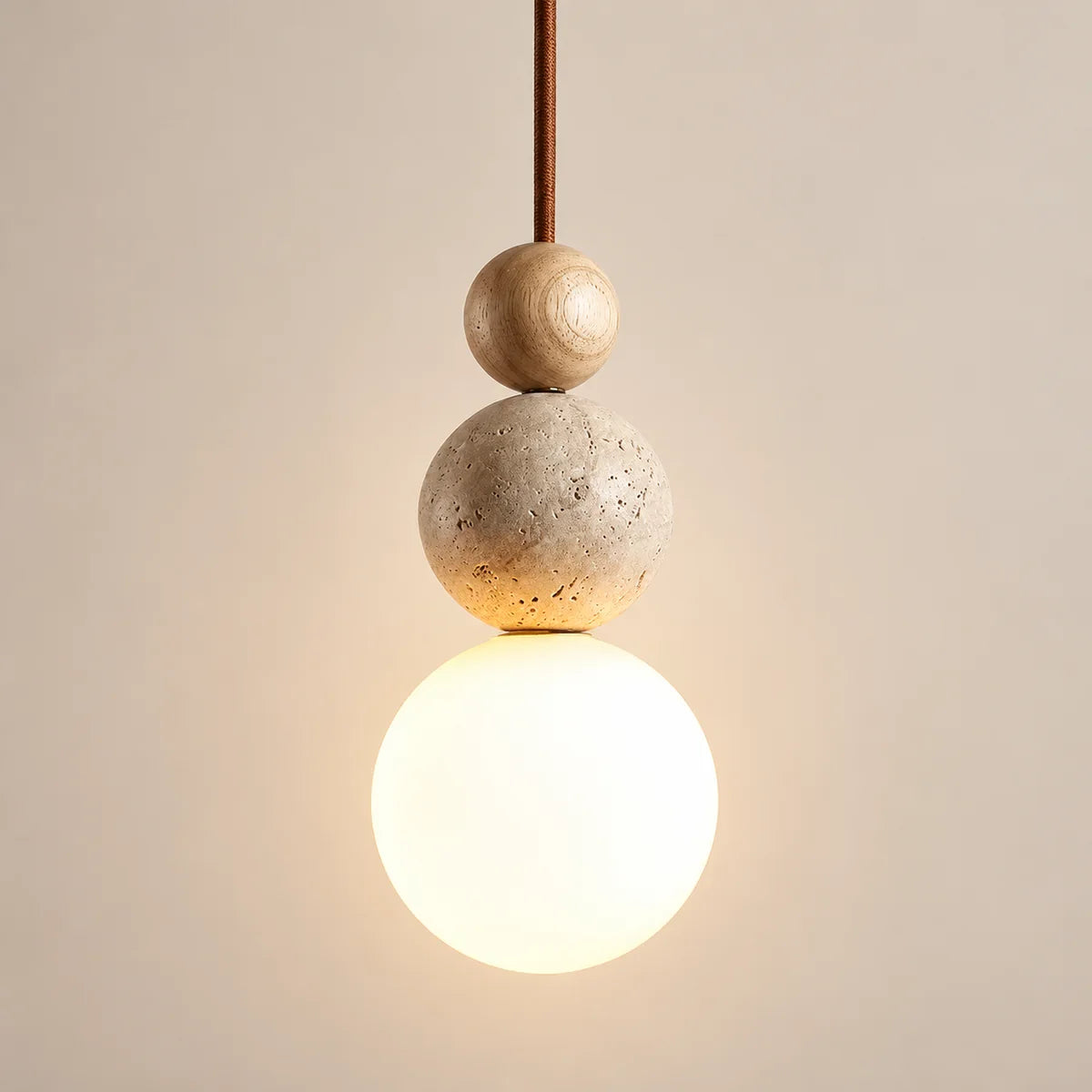 Suspension Moustiers bois clair, perles travertin