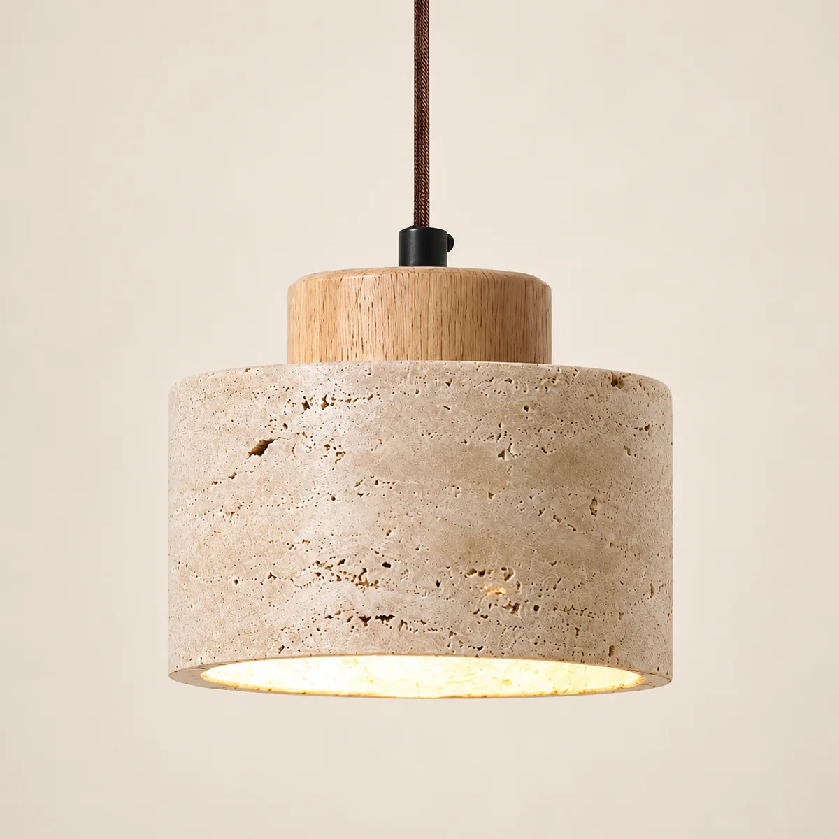 Suspension Arles courte en travertin, capuchon bois clair