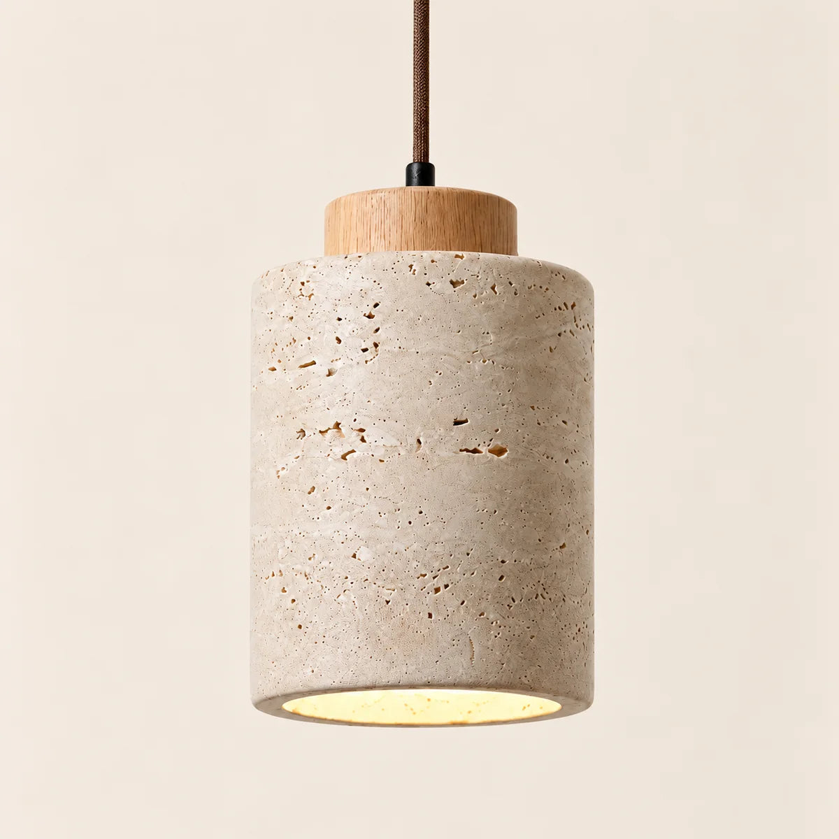 Suspension Arles haute en travertin, capuchon bois clair