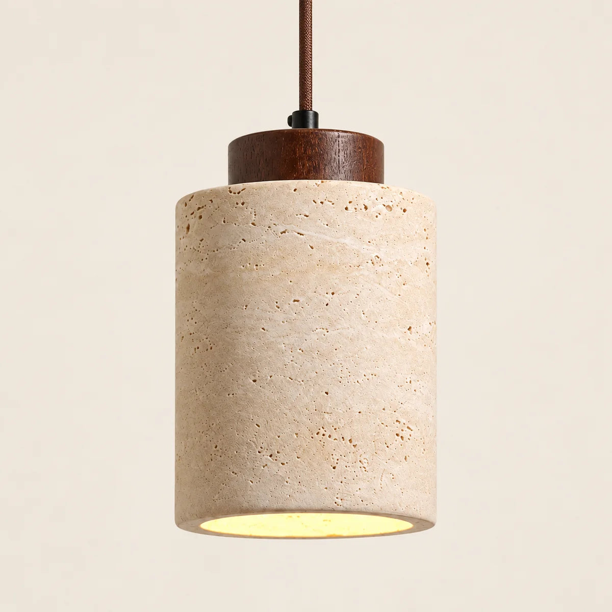 Suspension Arles haute en travertin, capuchon noyer
