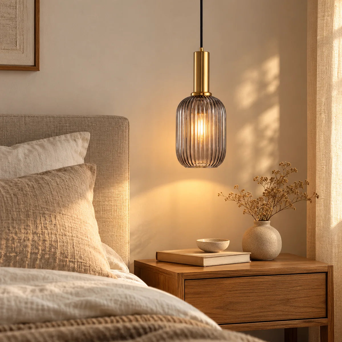 Suspension Dieulefit tube gris fumé en chevet, à côté d'un lit
