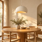 Suspension Gordes galet blanc au-dessus d'une table à manger