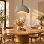 Suspension Gordes galet gris au-dessus d'une table ronde