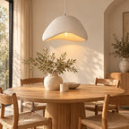 Suspension Gordes vague blanc au-dessus d'une table à manger